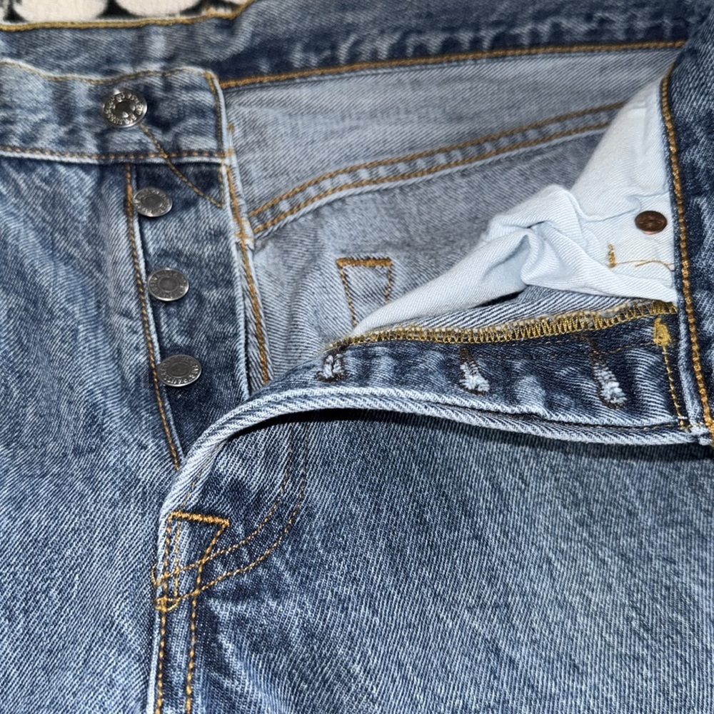 Levi's 501 Blue Denim Jeans with Leather Patch and Durable Stitching - Picture 5 of 5